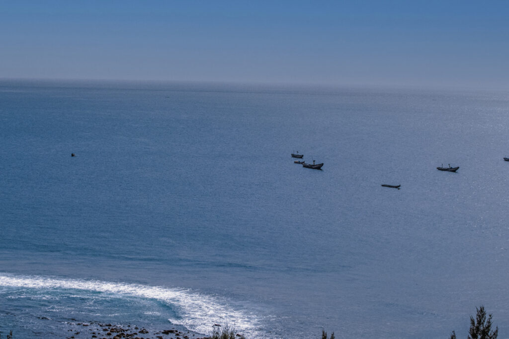 HORIZON APAISÉ — BARQUES ÉPARSES SUR MER CALME -