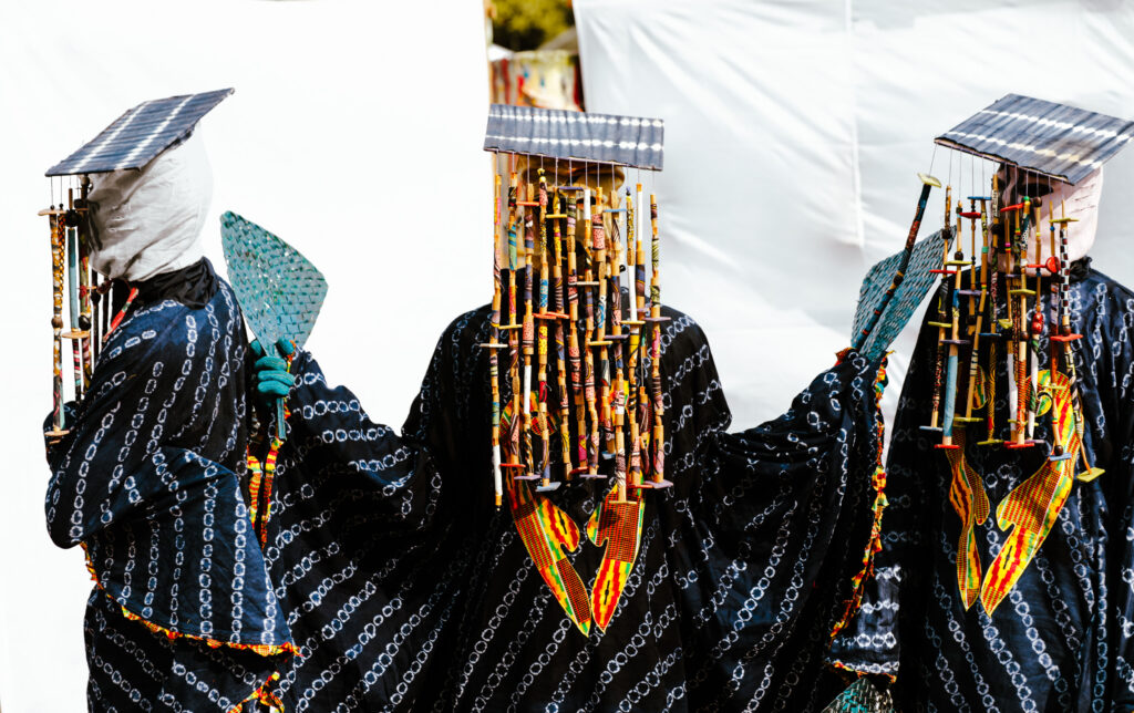 LE CORTÈGE DES MASQUES